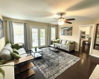 King Beds, 2 Living Rooms Fast Wifi, 6th Convertible Bedroom Available - Charlotte - Living room
