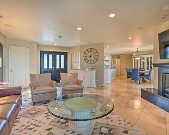 Moses Lake Retreat w/ Salt Water Hot Tub! - Moses Lake - Вітальня