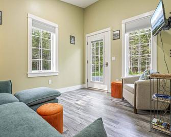 Secluded Bungalow Near Acadia And Bar Harbor -Private, Pet Friendly, Bbq Grill, Huge Yard - 埃爾斯沃思 - 客廳