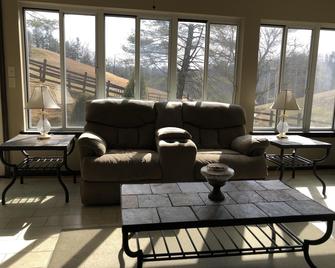 Secluded Large Group Cabin with a hot tub and wi-fi - Campton - Living room