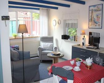 Us Huuske, 45028 - Cottage - Ditzum - Wohnzimmer