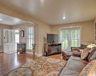 Creekside Home with Patio, Walk to Manitou Incline! - Manitou Springs - Living room