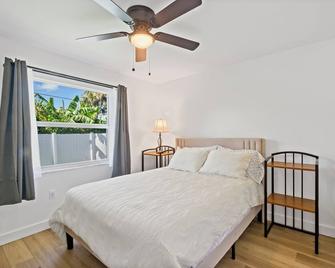 Near Ft Myers Beach Charming spacious 2BD - Fort Myers - Bedroom