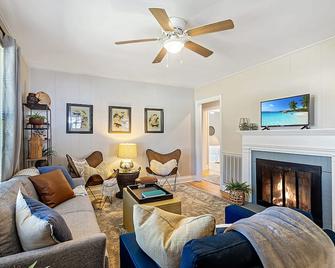 Firefly Hideaway near Riverwalk - North Augusta - Living room
