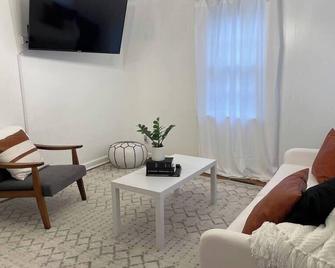 Pet Friendly, 30+ Night Stay - Johnson City - Living room
