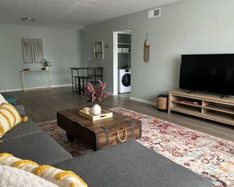 Lakewood Gem: Furnished Haven! Perfect for Month Long Stays! - Lakewood - Sala de estar