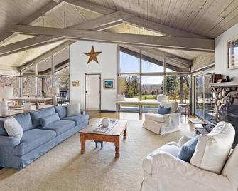 Private 7-BR Retreat on 12 Acres w/ Mountain Views - Dorset - Obývací pokoj