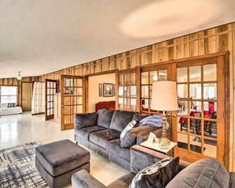 40-Acre Poplar Bluff Nature Lovers Paradise! - Poplar Bluff - Huiskamer