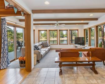 Treasure Island Beach House w/ Kayaks, Fun, Views, and Hot Tub! - Allyn - Living room