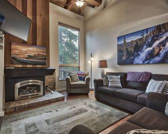 Relaxing Tahoe Getaway + Private Beach + Pool + Tennis - Tahoe City - Living room