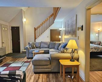 A0056 By Loon Res Close to shops/dining, pet-friendly, AC/FP, pool access. - North Woodstock - Living room