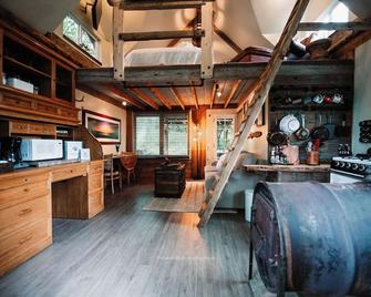 Relax at this cozy, well appointed cabin located in sunny Knik, Alaska. - Wasilla - Kitchen