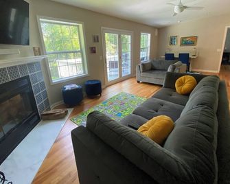 Lakefront Single Family Home - Minimum 30-day rental - Louisa - Sala de estar