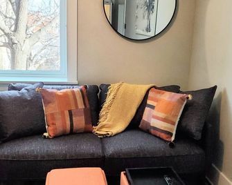 'Sangre De Orange'- apartment in Historic Florence Colorado - Florence - Sala de estar