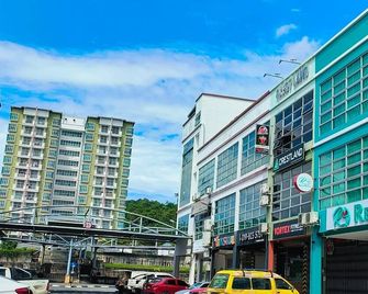 Red's Hotel - Bintulu - Building