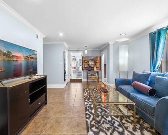 Welcome to the Farm House! Excellent Location, Pet Friendly! - Windermere - Living room