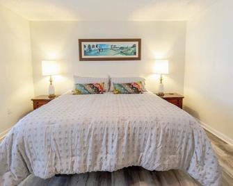 Beach to Bayou Waterfront property with Heated Pool available, Spa, Game Room. - Freeport - Habitación