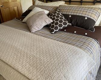 Special rates for Sun-thurs with 1 night mininmum. - Montrose - Bedroom