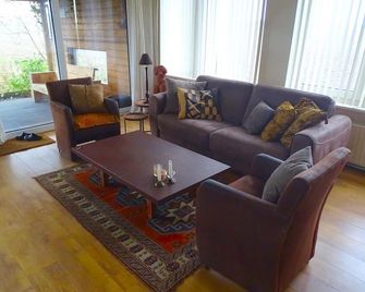 Escape to the peaceful countryside of Biervliet and embrace the serene life in this charming holiday home. - Biervliet - Living room