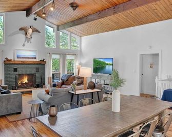 Private Lakefront with Pool, Hot Tub, Firepit, Pets - Bushkill