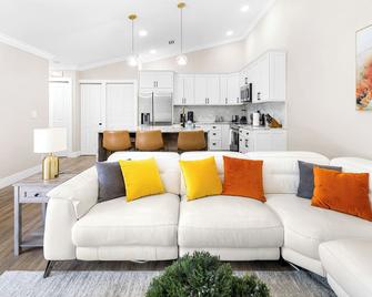 Alluring Luxury Oasis, Modern Comfort & Relaxation - Wellington - Living room