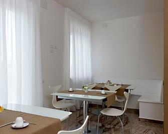 B&B Aquisgrana - Corridonia - Їдальня