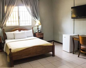Embassy Suites Hotel - Monrovia - Habitación