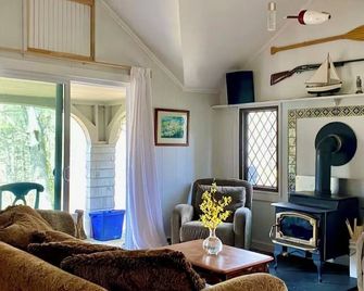 Camden cottage with float on water - Camden - Living room