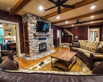 Escape to Tranquility: A Charming 9-Bedroom Lodge on the lake shore of Sand Lake - Stone Lake - Sala de estar