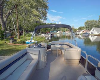 Gun Lake Cottage - Bonfire, Ac, Full Kitchen, Gazebo! Dock Your Boat Or Rent One - Shelbyville - Piscina