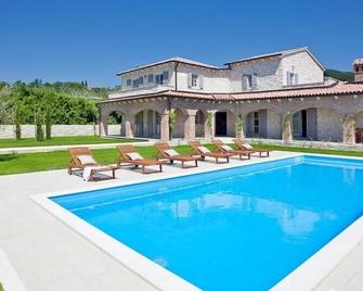 Luxury villa with large heated pool and game room - Motovun - Piscina