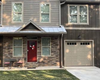 Downtown Clayton Townhouse - Clayton - Building