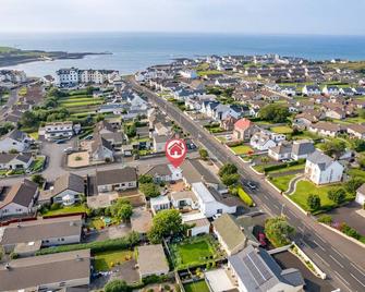 Port Tara Holiday Home - Portballintrae - Edificio