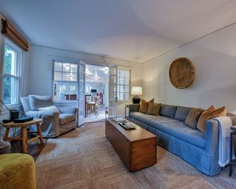 Sweet Home on 13th - Book for football season and more! - Tuscaloosa - Living room