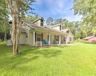 Brooksville Home with Lanai about 15 Min to Downtown! - Brooksville - Building