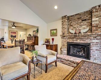 Wine Country Retreat at Private Creekside House! - Glen Ellen - Sala de estar