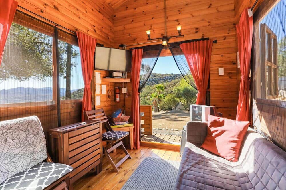 Ramona Wine Country Cabin Near San Diego. Walk to wineries. Pool.