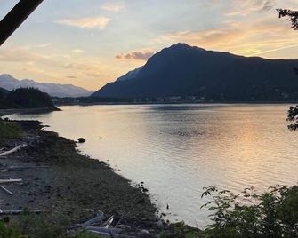 Beachroadhouse - Haines - Outdoors view