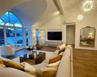 Munich penthouse with roof terrace, kitchen and parking space in the Moosach district - München