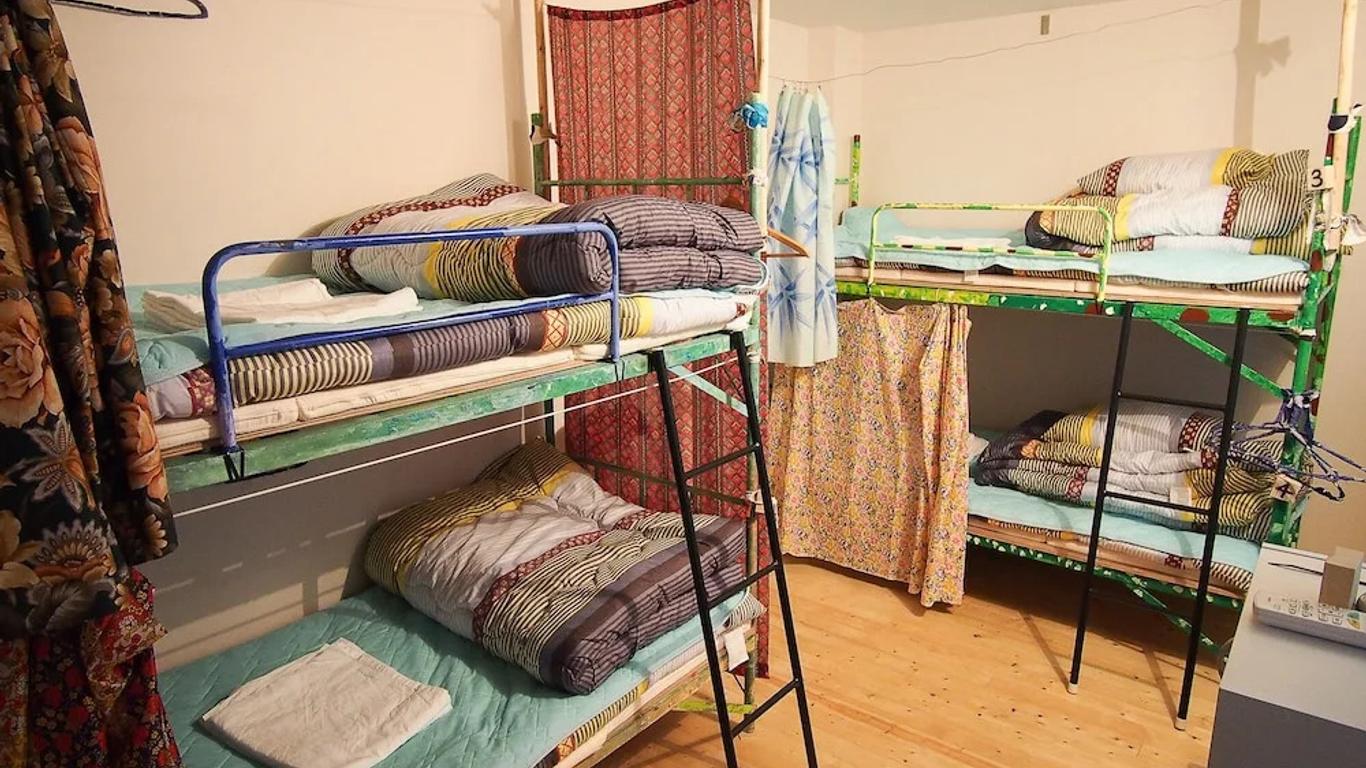Cocoroom Guesthouse Cafe and Garden - Hostel