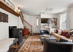 Federal on Exeter Circa 1805 Sleeps 8 - Exeter - Vardagsrum