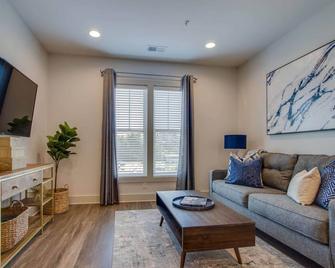 New East Nash - King Bed Short Drive to Dwntwn - Nashville - Living room