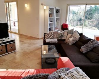 Recently renovated, private swimming pool. 6800 m2 of surrounding property - Saint-Alexandre - Sala de estar