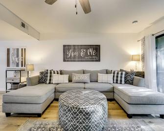 Sevierville Condo with Balcony and Pool Access! - Sevierville - Living room