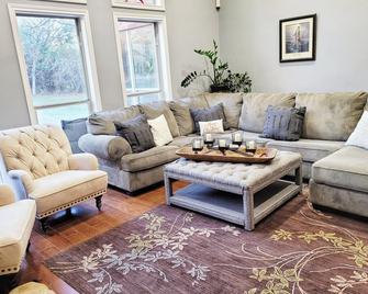 Big Christian Home 2 Living Rooms-5 miles to College Station 12 Wooded Acres - Navasota - Living room