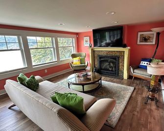 BullFrog cottage, Harveys Lake, PA - Spectacular lakefront presence and view! - Harveys Lake - Living room
