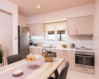 Relaxed vacation in the south of Crete just a few minutes' walk from the beach - Kokkinos Pyrgos - Cocina