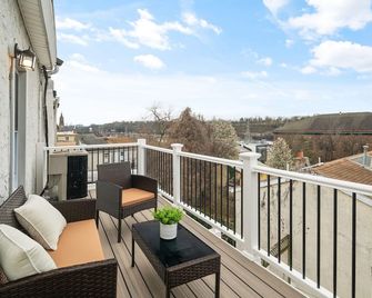 2BR with Balcony, Views & Parking - Filadelfia - Balcón