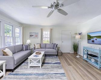 Walk To Beaches, Main Street, and Harbor. 3BR Cottage. Quiet Area. Captain Gosnold Village 15 - Hyannis - Soggiorno