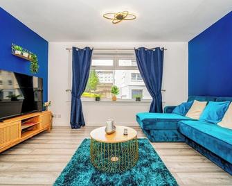 A Gem in Greenock - Sleeps 8 - Greenock - Living room
